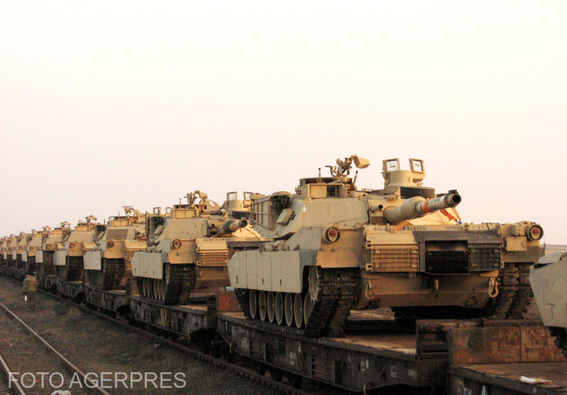 cale ferată militară tanc încărcat pe tren circulația feroviară Medgidia-Tulcea calea ferată pentru Armata Americană macaz pentru trupele US Army