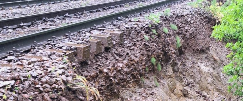 Alunecare de terasament feroviar. Trenurile circulă la cale liberă pe celălalt fir