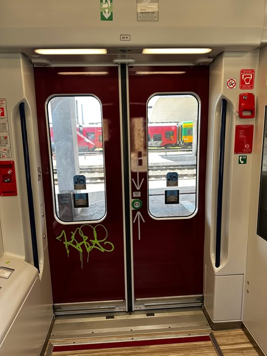 Tren nou vandalizat. Ionuț Săvoiu le cere oamenilor legii ”să ia măsuri ferme”