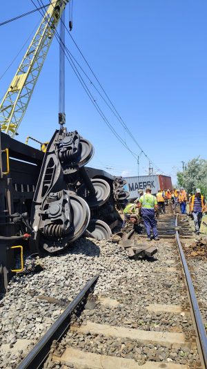 FOTO. O sută de angajați și macarale de 125 de tone intervin la deraierea de la Agigea