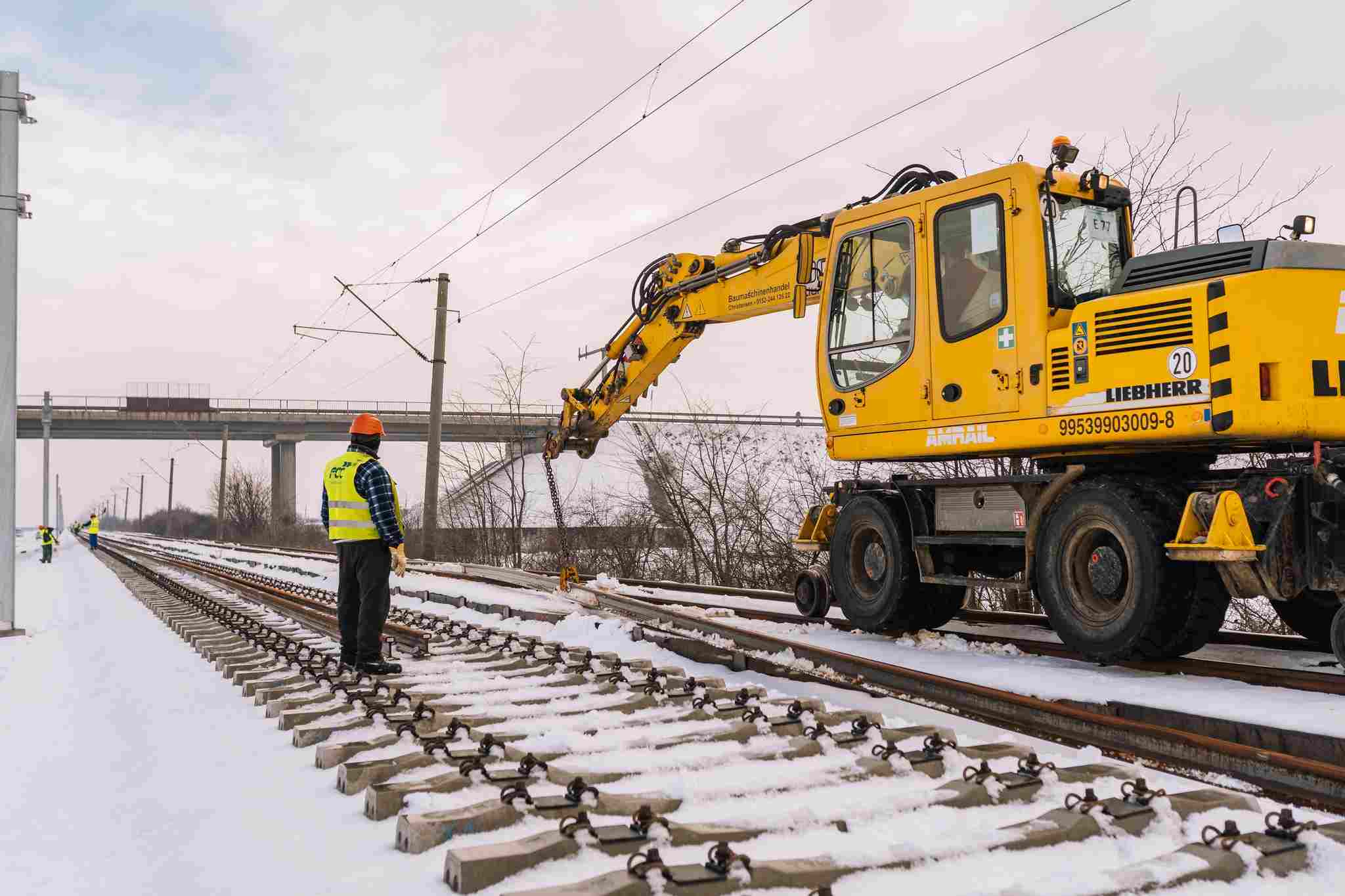 FOTO Lucrările pentru modernizarea căii ferate Lugoj-Timișoara Est au fost reluate în forță