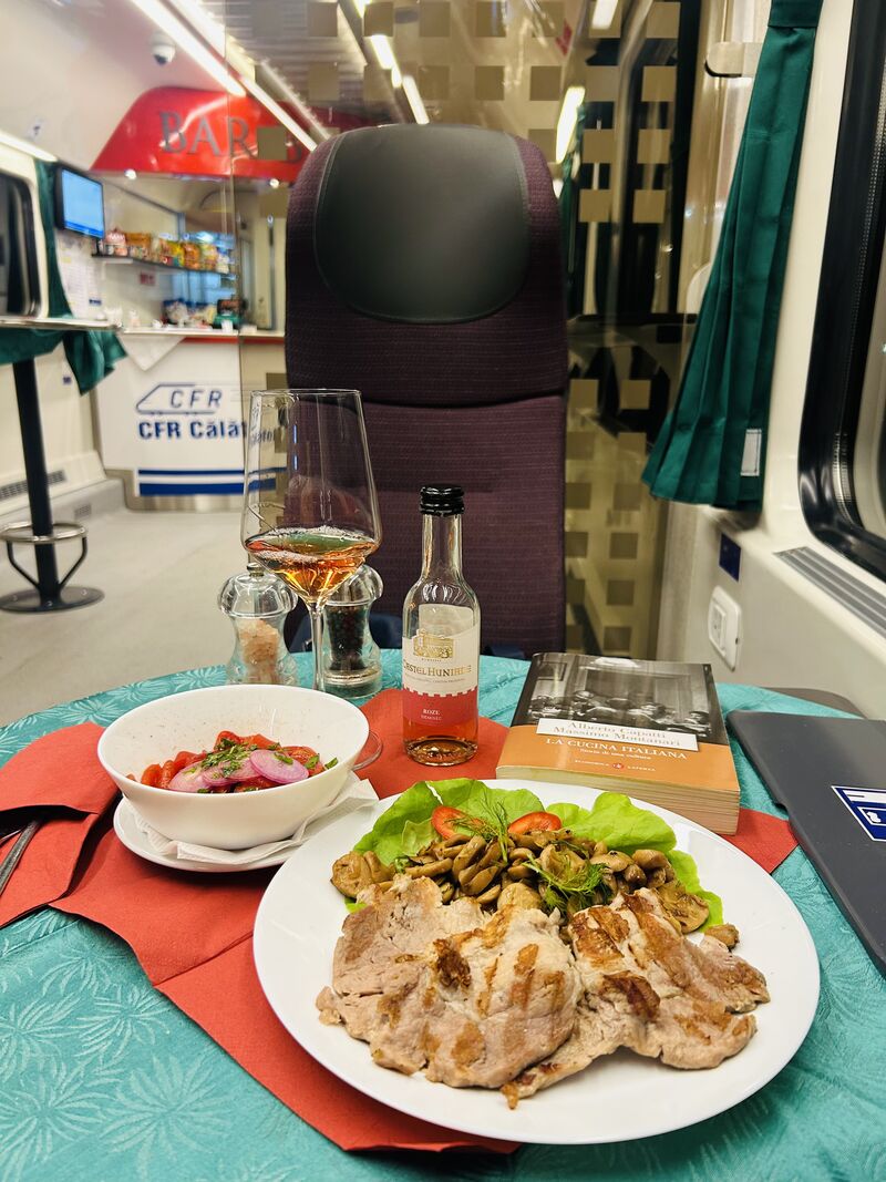 Trenul care străbate România cu vagon restaurant inclus în fiecare zi. Ce trenuri au vagon bar