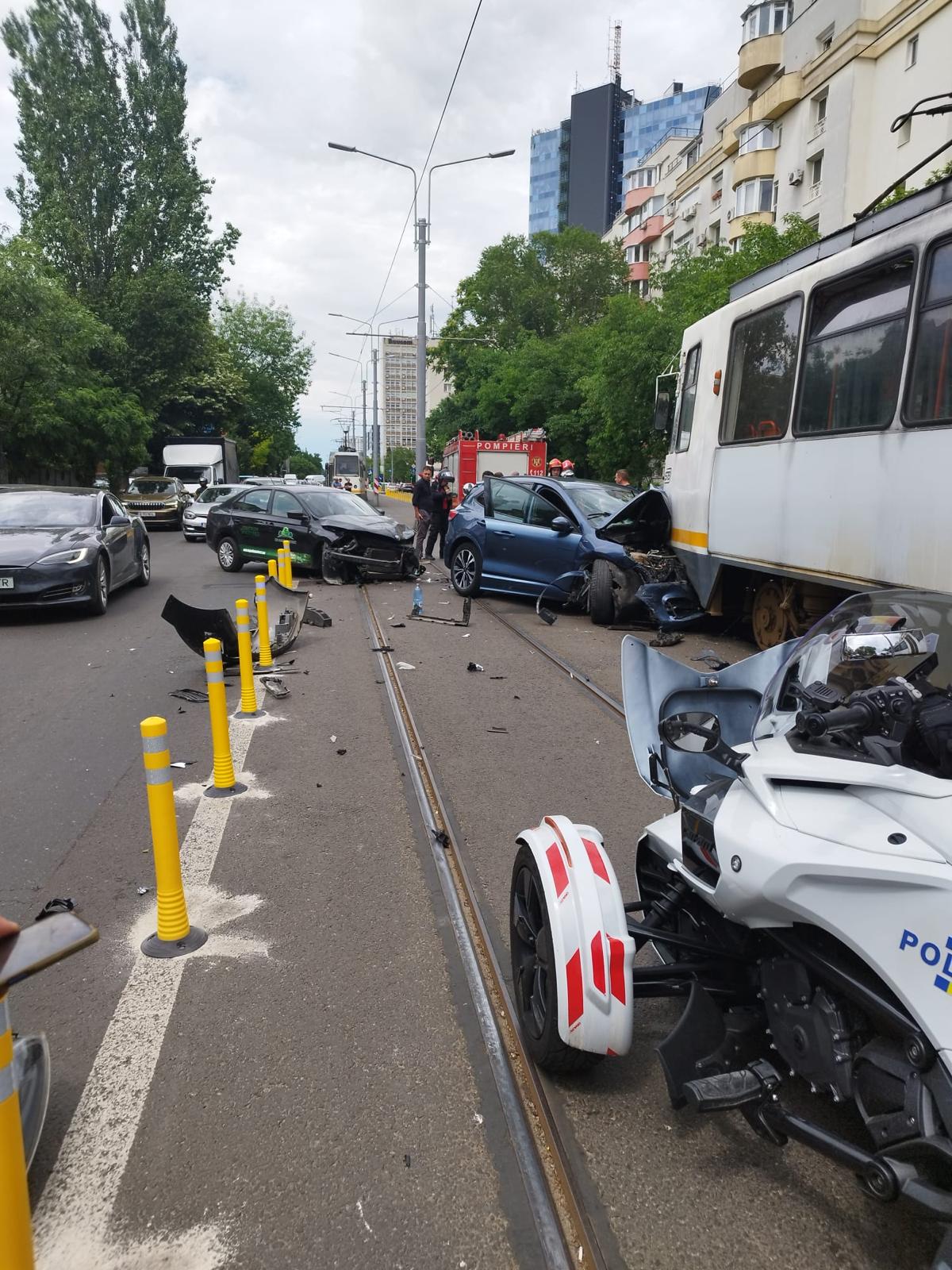 Accident pe Barbu Văcărescu. Două mașini s-au ciocnit, una a fost proiectată în tramvai