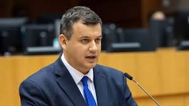 Premierul desemnat și-a prezentat programul de guvernare. N-a durat nicio zi căci avem o nouă propunere de premier
