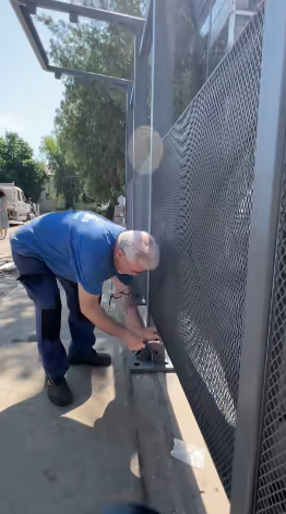 VIDEO. Copertinele pentru linia de tramvai a corporatiștilor montate la ceas de noapte