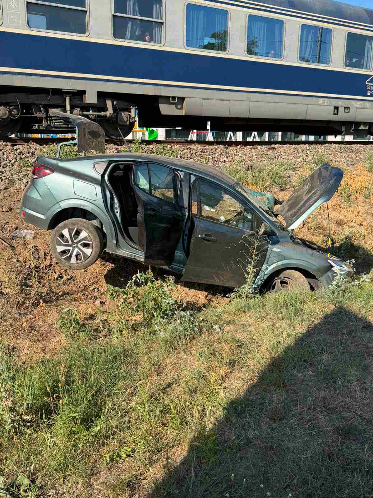 Mașină lovită de tren la o trecere la nivel, șoferița a murit