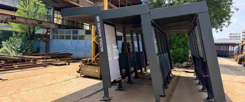 Continuă montarea copertinelor la refugiile de tramvai de pe linia 5 din Capitală
