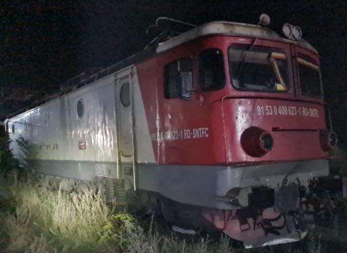 Cum a fost avariată o locomotivă a CFR Călători de muncitori neglijenți care lucrau la linie