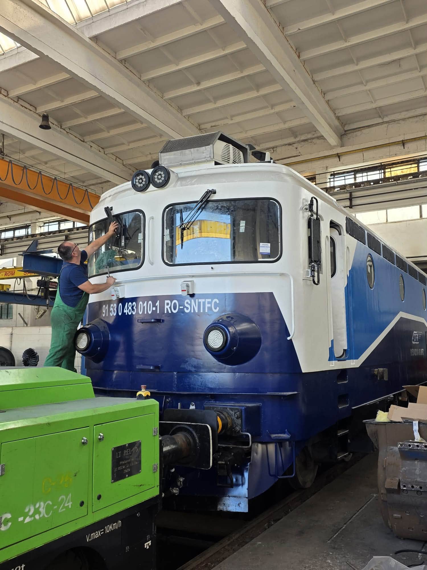 FOTO Penultima locomotivă modernizată la SCRL e gata și se pregătește să iasă în probe