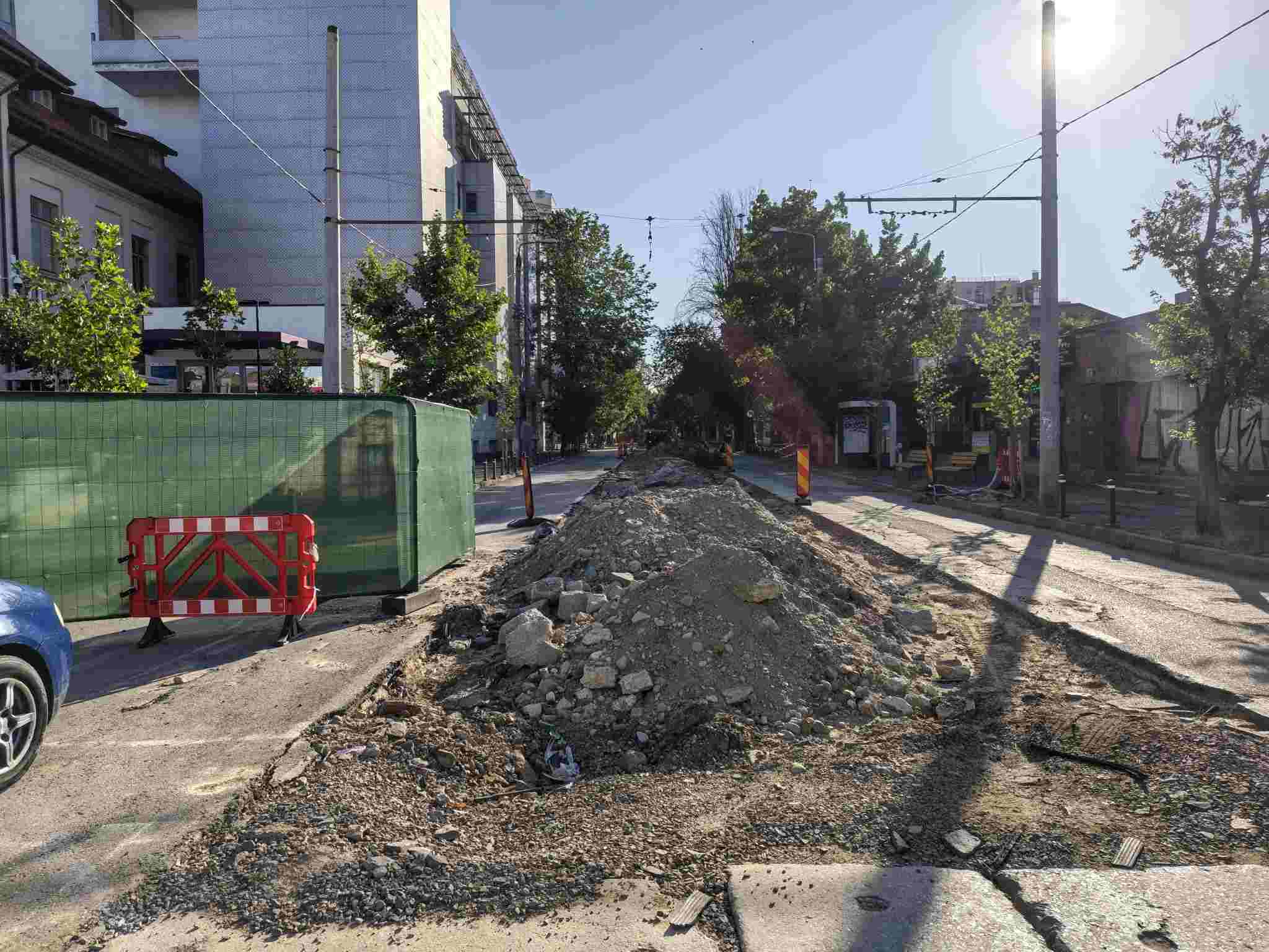 FOTO Au dispărut muncitorii de pe două șantiere pentru modernizarea liniilor de tramvai