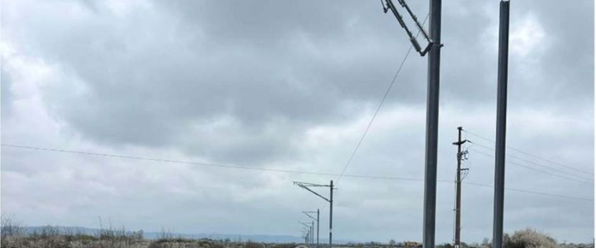 Electrificarea căii ferate suferă din cauza crizei politice