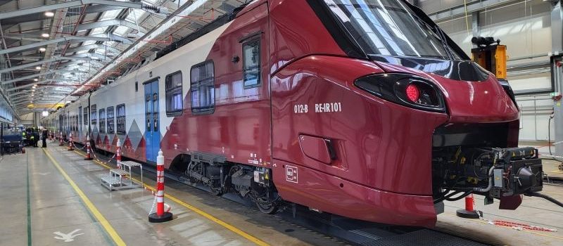 Un tren Alstom Coradia al CFR Călători a fost atacat cu pietre. Mecanicul a sesizat poliția