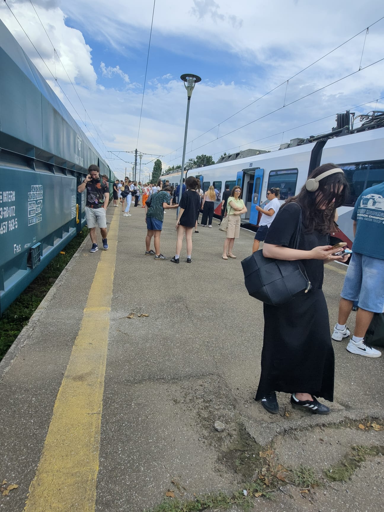 O zi la CFR Călători: conductor băut, automotor defect, șefă de tren la spital și accident