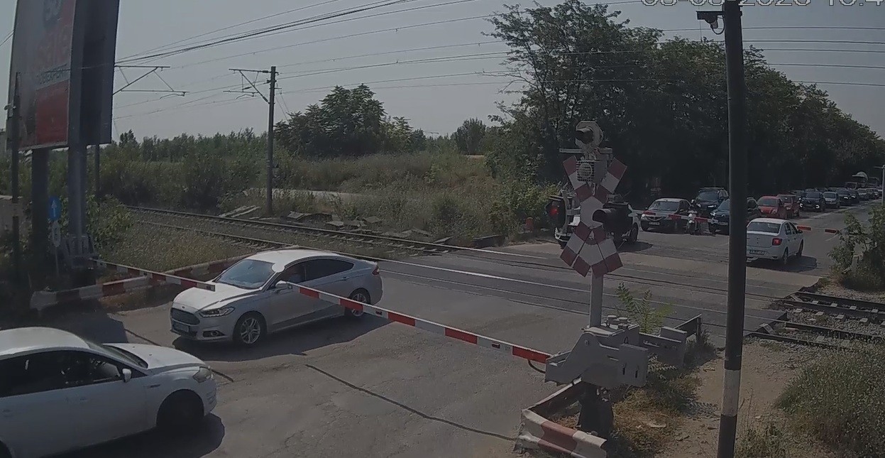 VIDEO Un șofer inconștient a forțat trecerea peste calea ferată la bariera Petricani