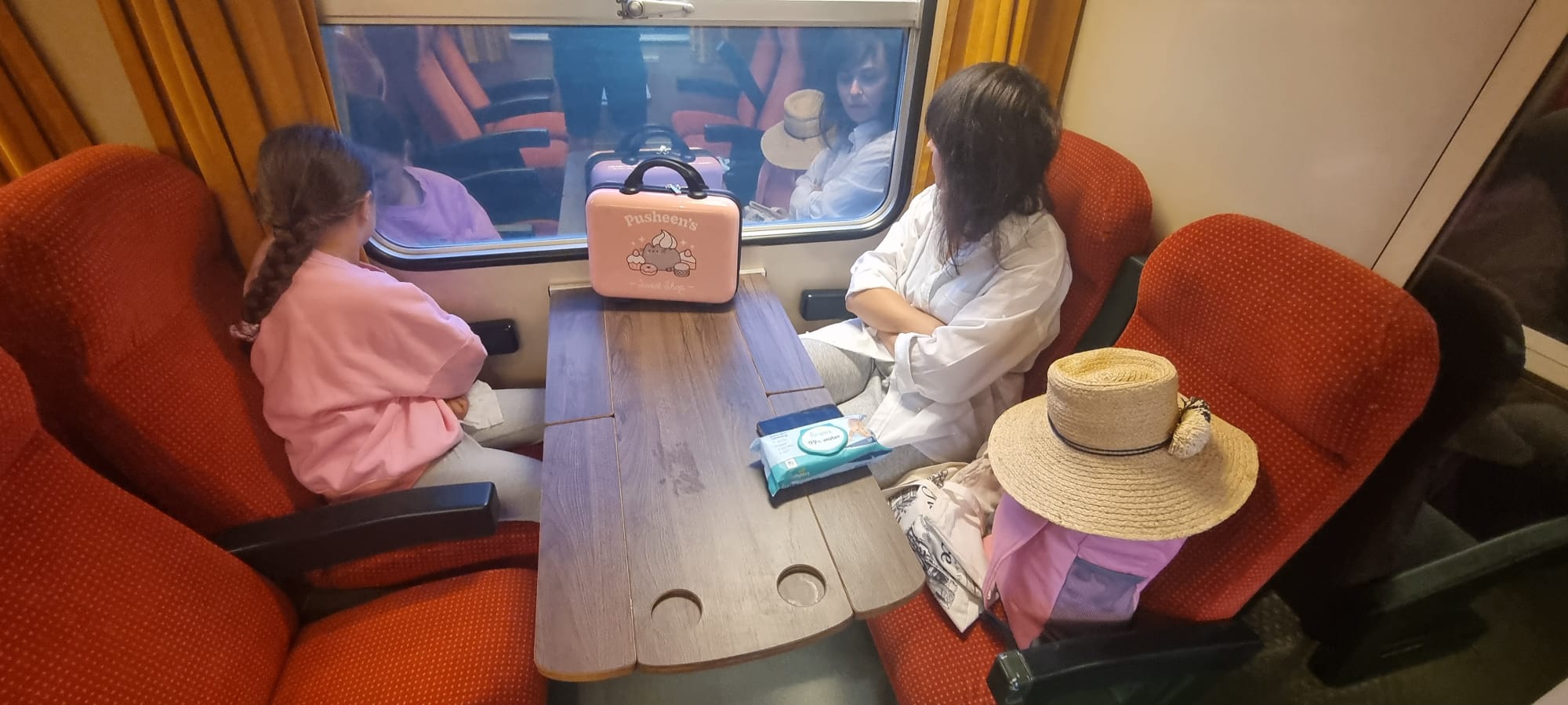 Trei perechi de trenuri Intercity private vor circula de luni spre litoral. Tarife imbatabile