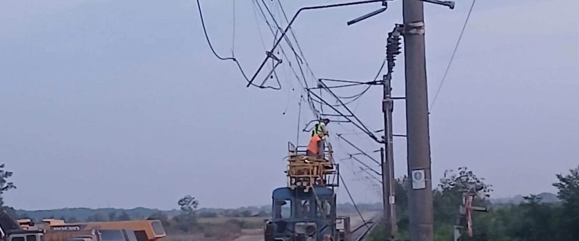 Un Dorel cu un utilaj agricol a rupt firul de contact pe Magistrala 100. Circulația a fost oprită