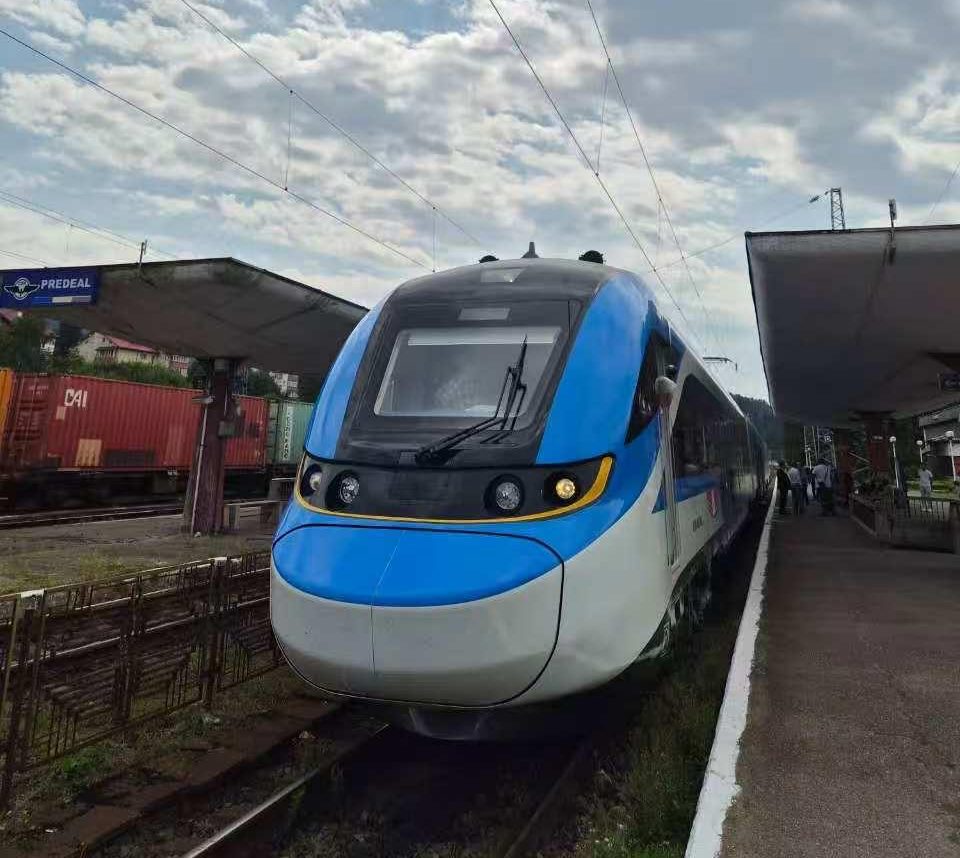FOTO,  VIDEO. Un tren nou intră în circulație între București și Brașov