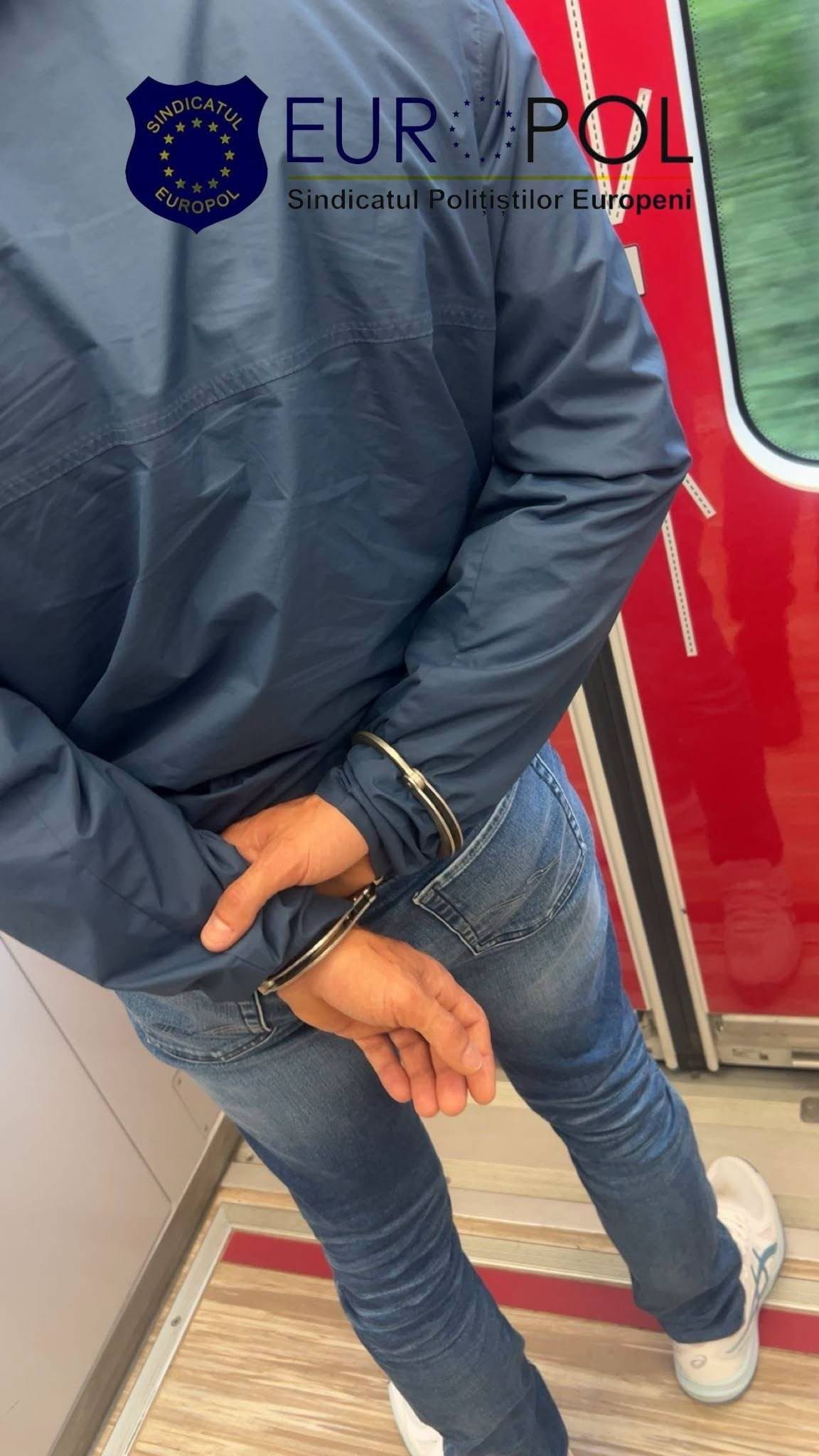 Suspect de tentativă de omor, prins de polițiști în tren între Băile Herculane și Caransebeș