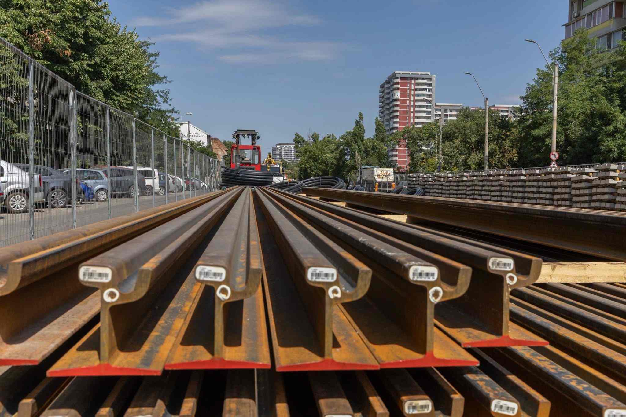 FOTO A început montarea șinelor de tramvai pe un important lot din nordul Capitalei