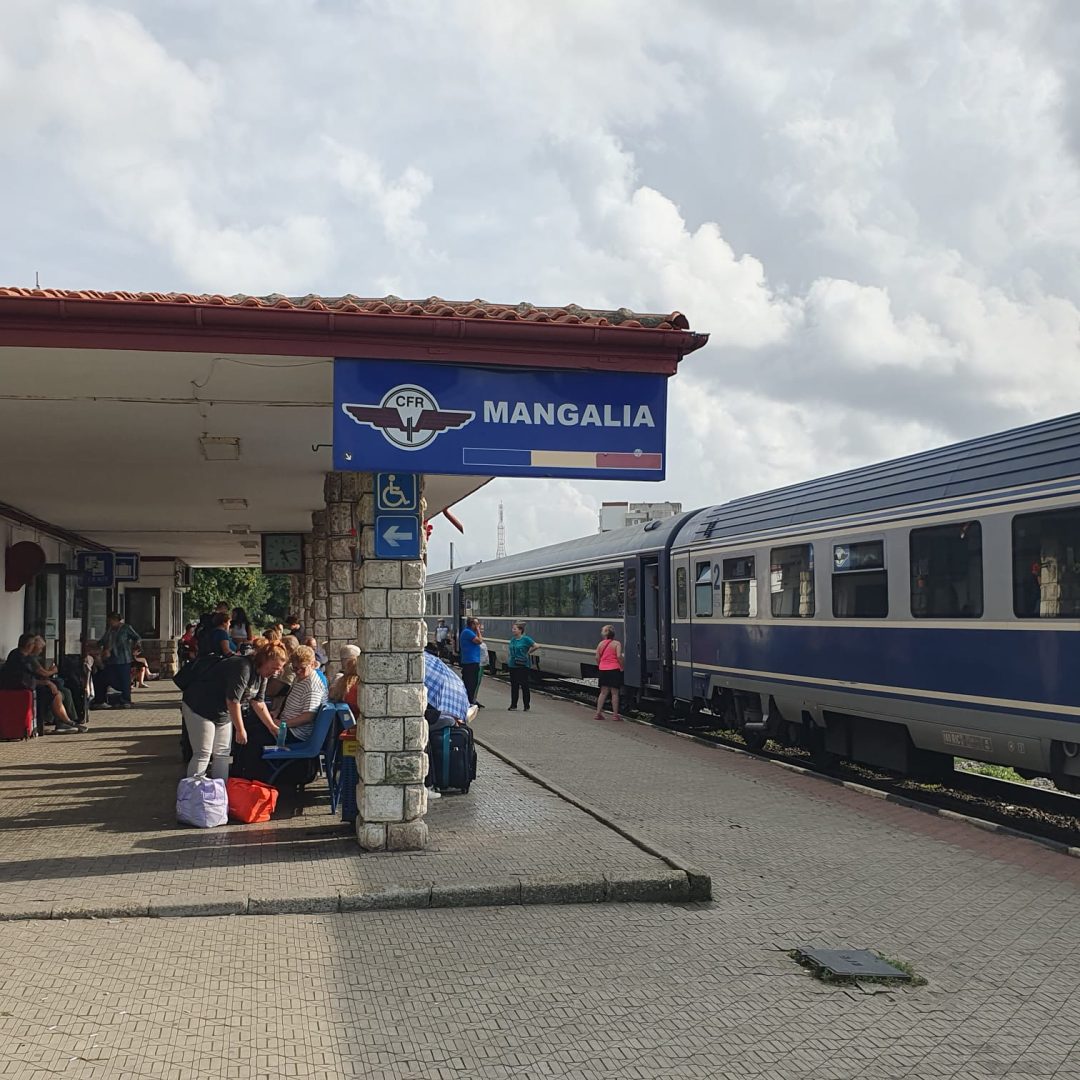 Accident în gara Mangalia. O tânără de 19 ani care avea căști în urechi a fost lovită de tren