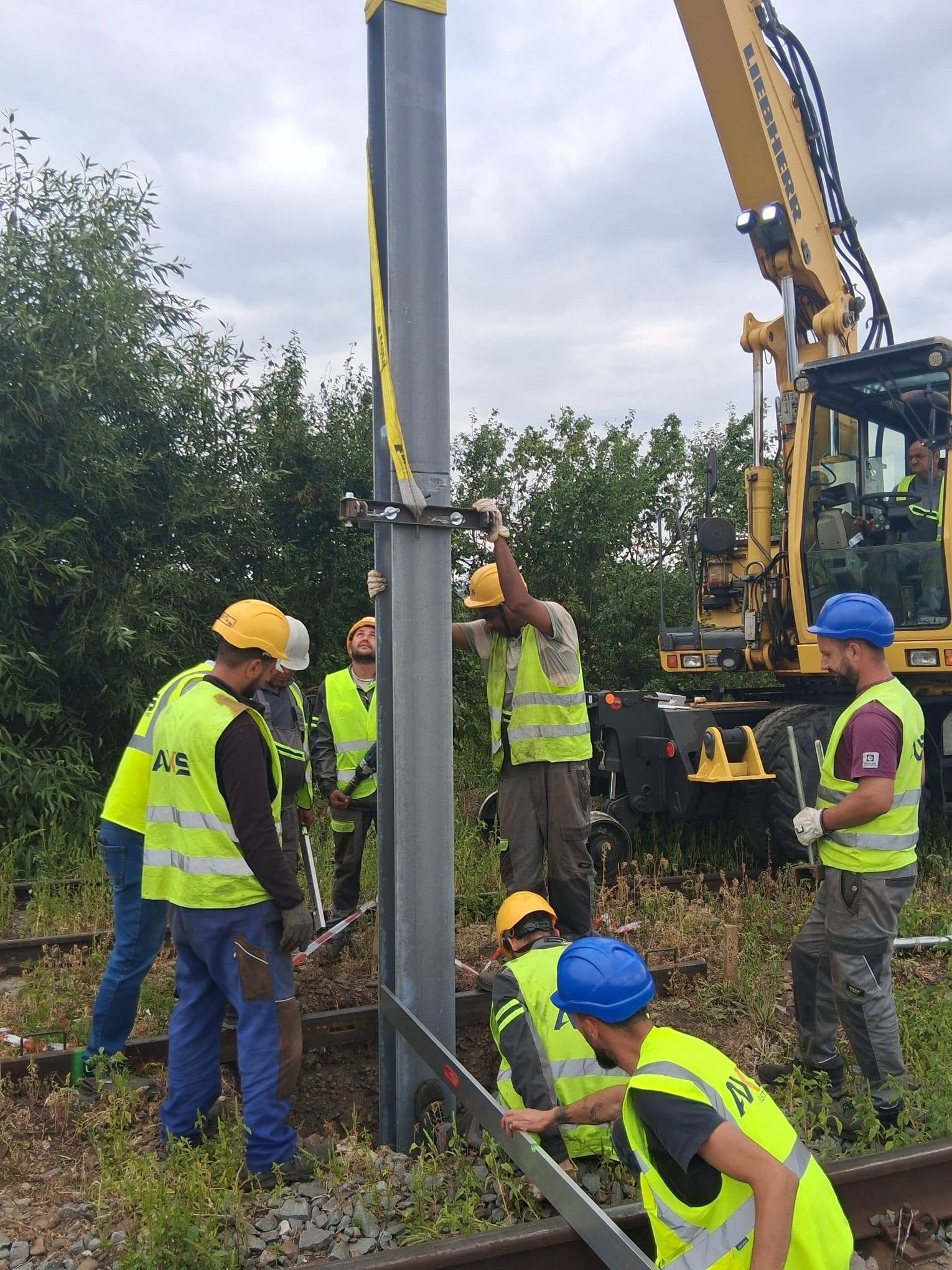 FOTO. Au început lucrările de electrificare la o importantă linie feroviară