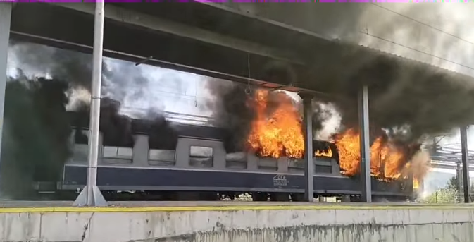 BREAKING, VIDEO. Vagon CFR Călători în flăcări. Focul ar fi izbucnit de la o țigară